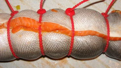 острый лососевый рулет в тесте