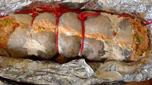 острый лососевый рулет в тесте