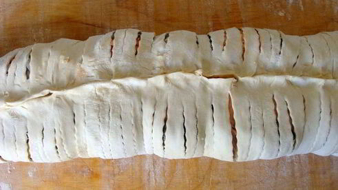 острый лососевый рулет в тесте