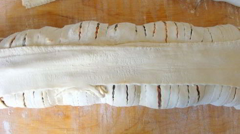 острый лососевый рулет в тесте