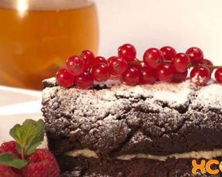 Рулет Баунти и чай с фруктами