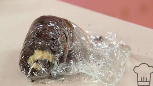 рулет баунти и чай с фруктами