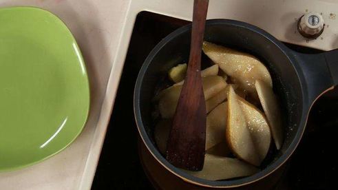 рулет баунти и чай с фруктами