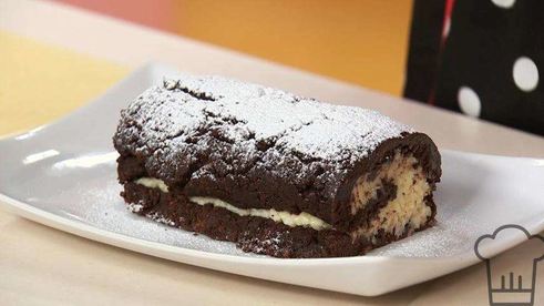 рулет баунти и чай с фруктами