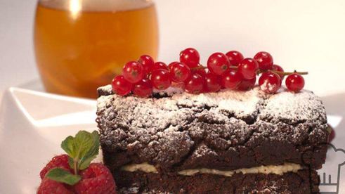 рулет баунти и чай с фруктами