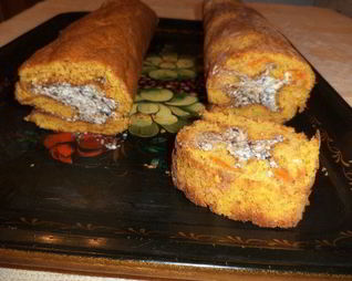 Рулет из бисквитно-тыквенного теста с творожной начинкой