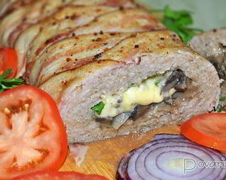 Рулет из фарша с грибами и сыром в беконе