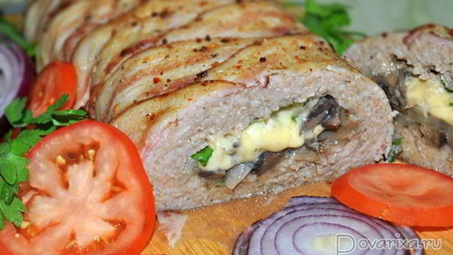 Рецепт рулет из фарша с грибами и сыром в беконе