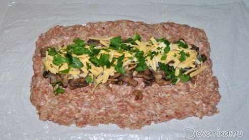 рулет из фарша с грибами и сыром в беконе