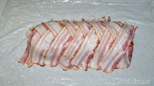 рулет из фарша с грибами и сыром в беконе