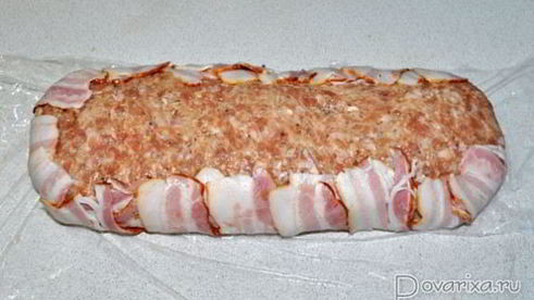 рулет из фарша с грибами и сыром в беконе