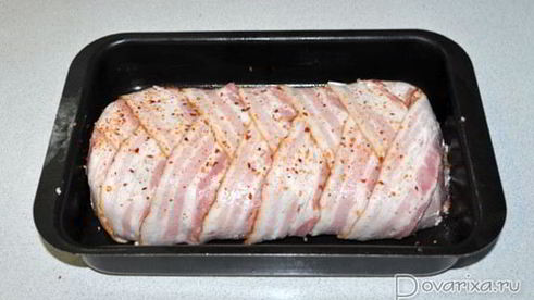 рулет из фарша с грибами и сыром в беконе