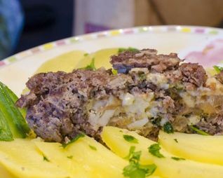 Рулет из фарша с яйцом и сыром