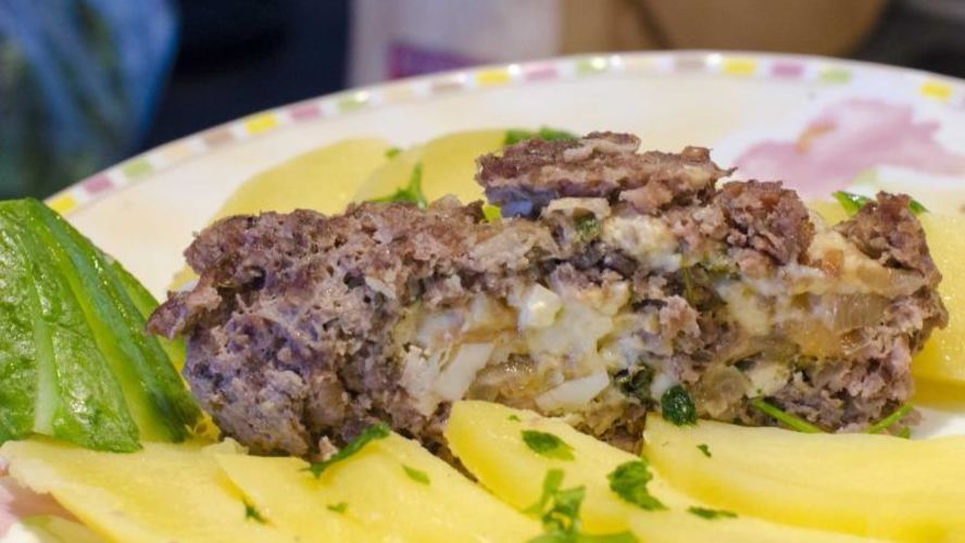 Рецепт рулет из фарша с яйцом и сыром