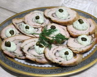 Рулет из индейки под пикантным соусом