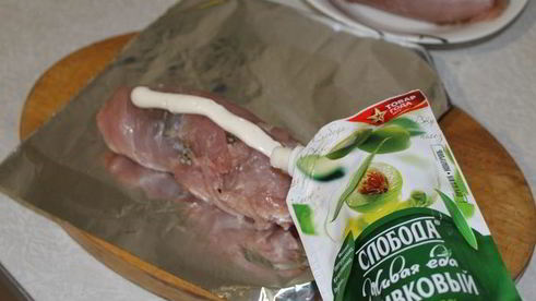 рулет из индейки под пикантным соусом