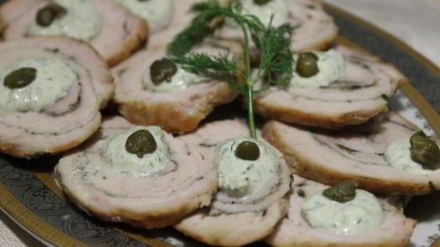 рулет из индейки под пикантным соусом