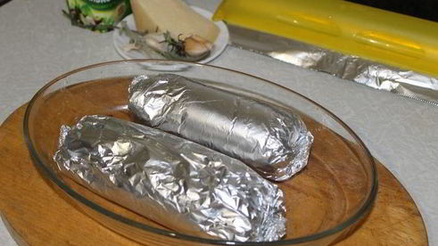 рулет из индейки под пикантным соусом