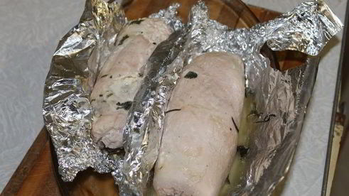 рулет из индейки под пикантным соусом