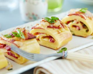 Рулет из омлета с колбасой