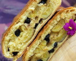 Рулет из сдобного теста с бананами, изюмом и корицей