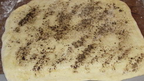 рулет из сдобного теста с бананами, изюмом и корицей