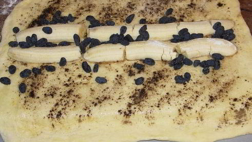 рулет из сдобного теста с бананами, изюмом и корицей