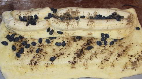 рулет из сдобного теста с бананами, изюмом и корицей