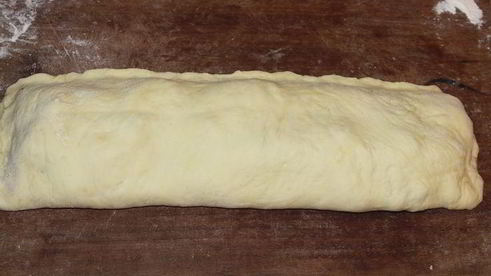 рулет из сдобного теста с бананами, изюмом и корицей