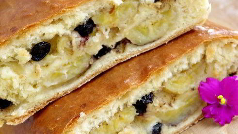 рулет из сдобного теста с бананами, изюмом и корицей