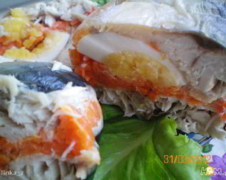 Рулет из скумбрии с морковью и яйцом