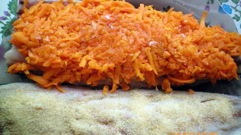 рулет из скумбрии с морковью и яйцом