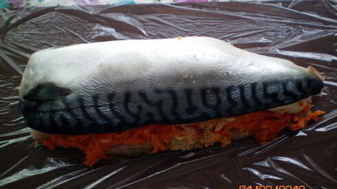 рулет из скумбрии с морковью и яйцом