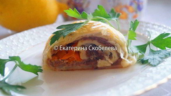 Рецепт Рулет из слоеного теста с фаршем и болгарским перцем