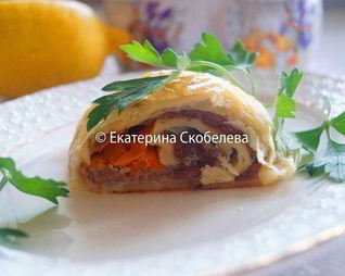 Рулет из слоеного теста с фаршем и болгарским перцем