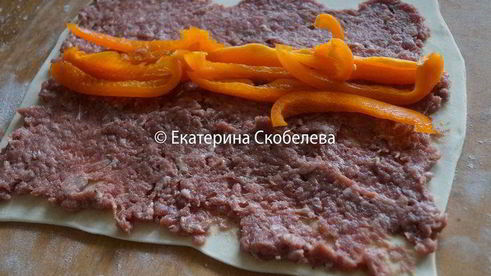 рулет из слоеного теста с фаршем и болгарским перцем