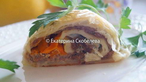 рулет из слоеного теста с фаршем и болгарским перцем