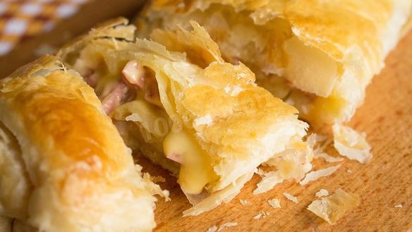 Рецепт Рулет из слоеного теста с колбасой