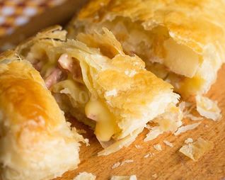 Рулет из слоеного теста с колбасой