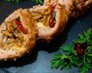 Рулет из свинины с шампиньонами, вялеными томатами и сыром в хрустящей корочке
