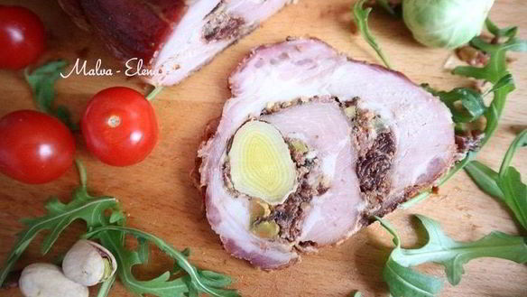 Рецепт Рулет из свинины с вяленой брусникой и пореем