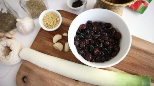 рулет из свинины с вяленой брусникой и пореем