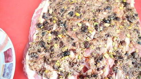 рулет из свинины с вяленой брусникой и пореем