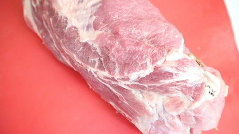 рулет из свинины с вяленой брусникой и пореем