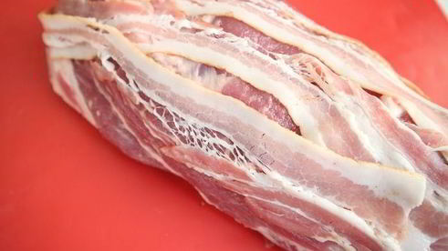 рулет из свинины с вяленой брусникой и пореем