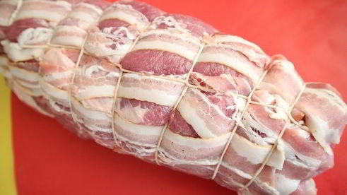 рулет из свинины с вяленой брусникой и пореем