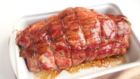 рулет из свинины с вяленой брусникой и пореем