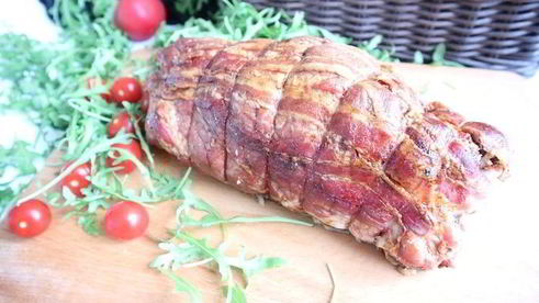 рулет из свинины с вяленой брусникой и пореем