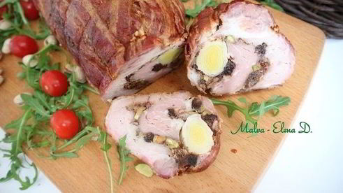 рулет из свинины с вяленой брусникой и пореем