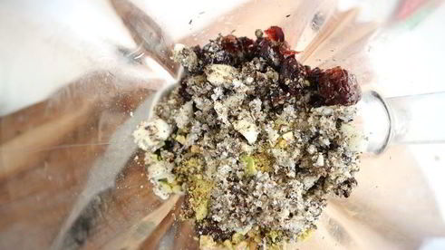 рулет из свинины с вяленой брусникой и пореем